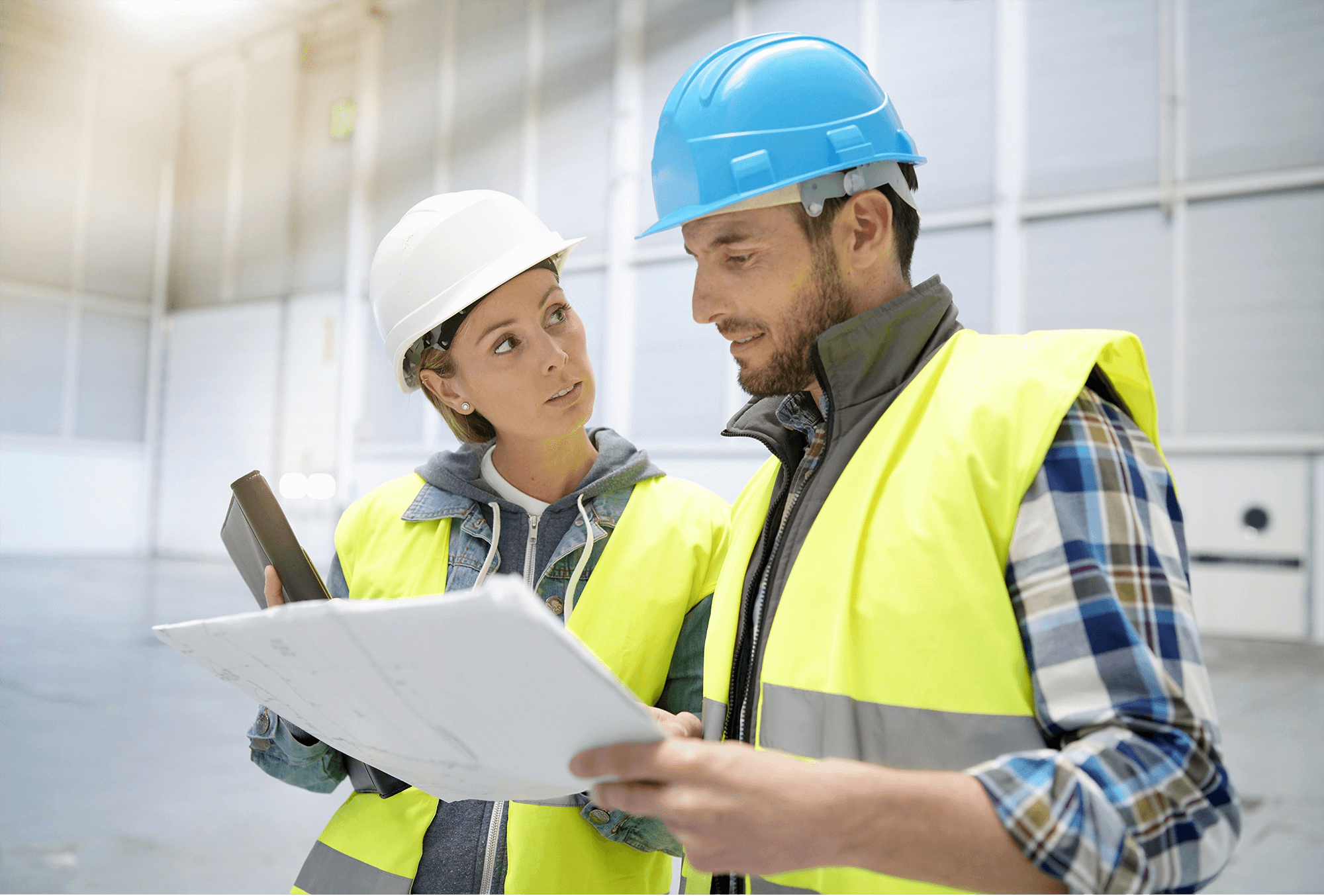 Arbeitssicherheit Zwei Personen mit Schutzhelm